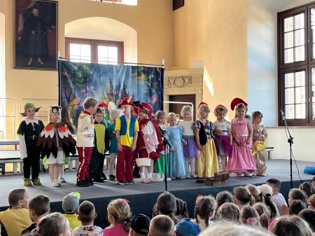 Występ Gwiazdeczek na XXI Wiśnickim Przeglądzie Teatrzyków Dziecięcych na Zamku 
