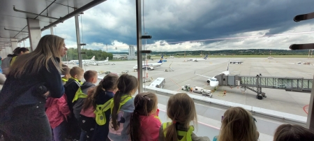 Wycieczka grupy ''Promyczków'' i ''Motylków'' do Centrum Edukacyjnego Kraków Airport