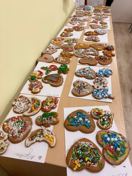 Zapach świąt w naszym przedszkolu – pieczenie pierniczków.