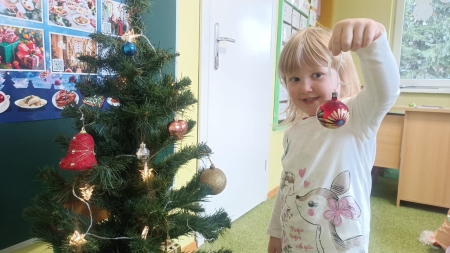 Magia świąt w przedszkolu – wspólne ubieranie choinki.