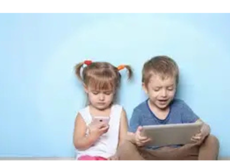 „Ekrany, zdrowie, bezpieczeństwo i dostęp do informacji. Informator dla rodziców i nauczyc